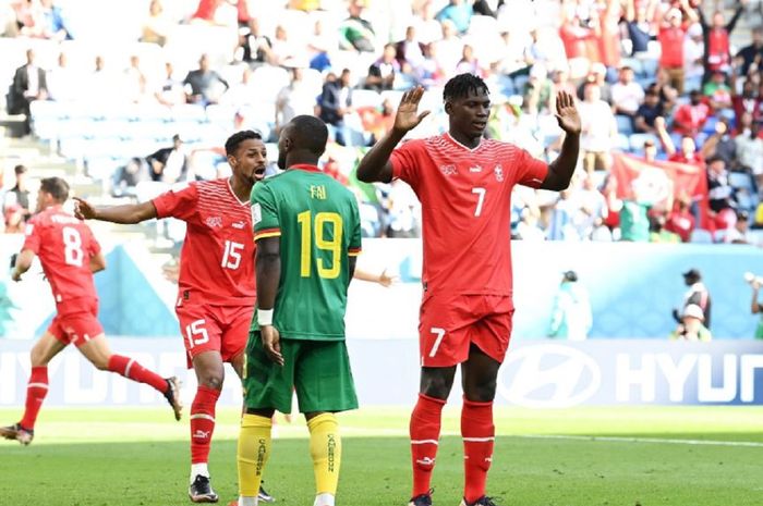 Striker timnas Swiss, Breel Embolo, memilih tidak melakukan selebrasi saat mencetak gol ke gawang timnas Kamerun sebagai bentuk penghormatan dalam partai perdana Grup G Piala Dunia 2022, Kamis (24/11/2022).