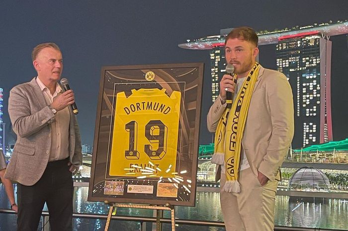 Borussia Dortmund melelang jersey pemain bintangnya, Julian Brandt untuk membantu korban tragedi Kanjuruhan.