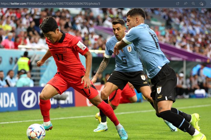 Gelandang timnas Korea Selatan, Na Sang-Ho (kiri), berebut bola dengan dua pemain timnas Uruguay, Mathias Olivera dan Matias Vecino, dalam matchday 1 babak penyisihan Grup H Piala Dunia 2022 di Education City Stadium, Kamis (24/11/2022).