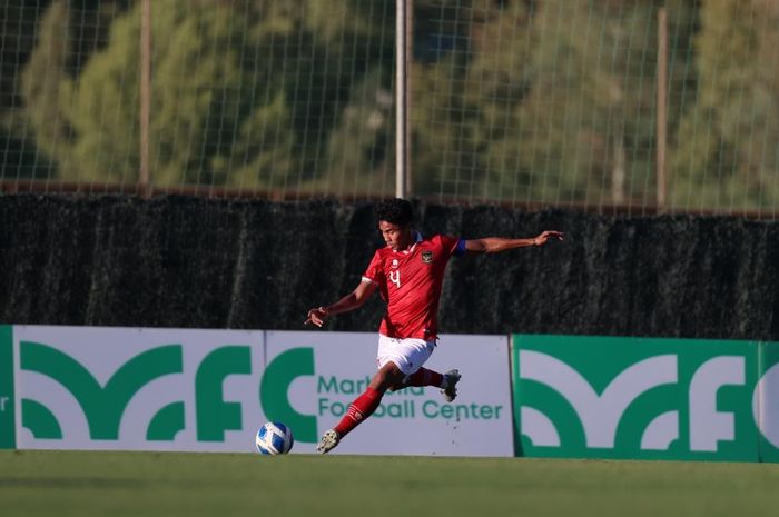 Kapten timnas U-20 Indonesia, Muhammad Ferarri, saat pertandingan uji coba melawan Malaga U-19 di Marbella Football Center Malaga, Spanyol, Rabu (23/11).