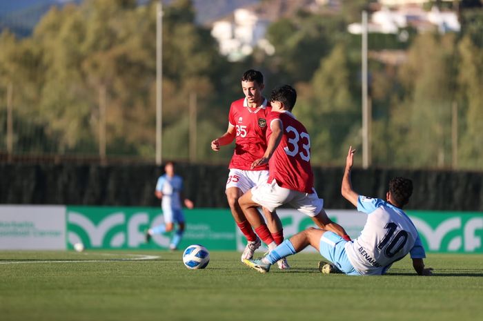 Ivar Jenner dalam perebutan bola saat pertandingan uji coba timnas U-20 Indonesia melawan Malaga U-19 di Marbella Football Center Malaga, Spanyol, Rabu (23/11).