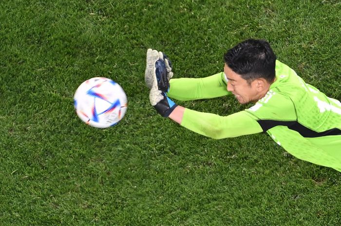 Aksi Shuichi Gonda selamatkan gawang dalam duel timnas Jepang vs timnas Jerman di Piala Dunia 2022.