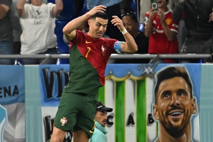 Penyerang sekaligus kapten timnas Portugal, Cristiano Ronaldo berselebrasi usai mencetak gol ke gawang timnas Ghana pada laga Grup H Piala Dunia 2022.