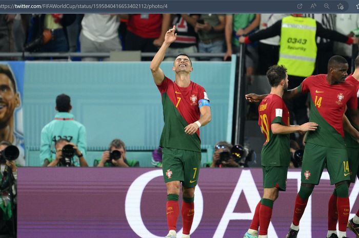 Kapten timnas Portugal, Cristiano Ronaldo, merayakan gol ke gawang timnas Ghana dalam matchday 1 babak penyisihan Grup H Piala Dunia 2022 di Stadium 974, Kamis (24/11/2022).