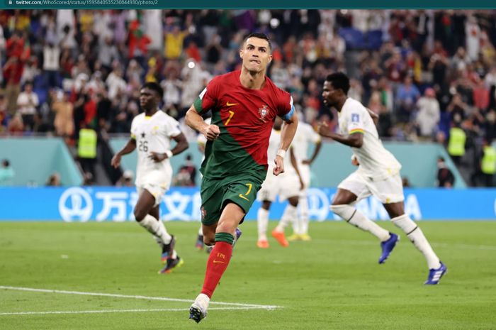 Penyerang sekaligus kapten timnas Portugal, Cristiano Ronaldo berselebrasi usai mencetak gol ke gawang timnas Ghana pada laga Grup H Piala Dunia 2022.