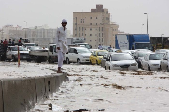 Jeddah Diterjang Banjir Bandang, Dua Orang Tewas hingga Penerbangan