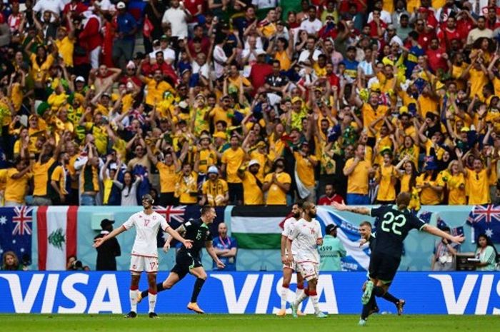 Pemain Australia, Mitchell Duke, berselebrasi usai menjebol gawang Tunisia dalam laga Piala Dunia 2022.