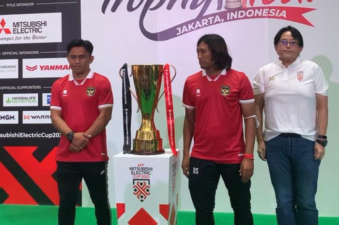 Dua legenda timnas Indonesia, Ilham Jaya Kesuma dan Budi Sudarsono turut memeriahkan acara Trophy Tour AFF 2022.