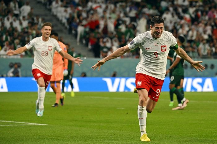Striker timnas Polandia, Robert Lewandowski, merayakan golnya yang dicetak ke gawang timnas Arab Saudi pada partai kedua Grup C Piala Dunia 2022, Sabtu (26/11/2022).