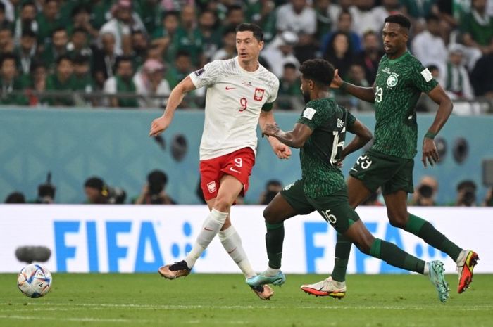 Striker Polandia, Robert Lewandowski, dalam laga kontra Arab Saudi pada penyisihan grup Piala Dunia 2022.