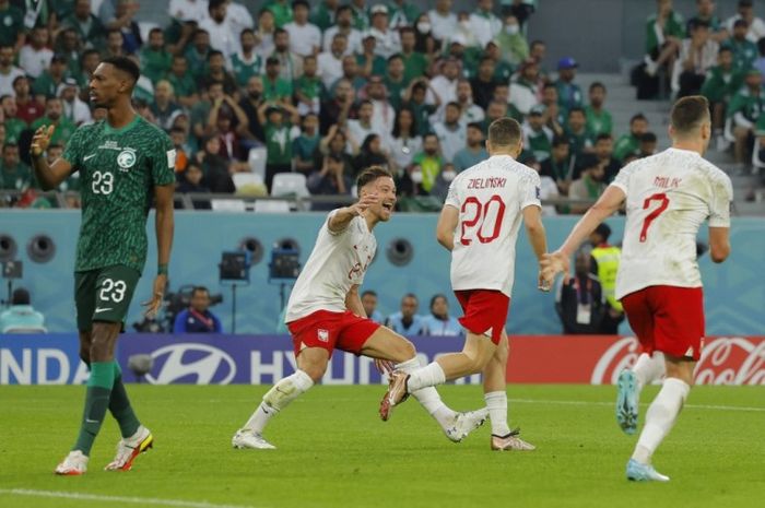 Pemain Polandia, Piotr Zielinski, merayakan golnya ke gawang Arab Saudi pada penyisihan grup Piala Dunia 2022.