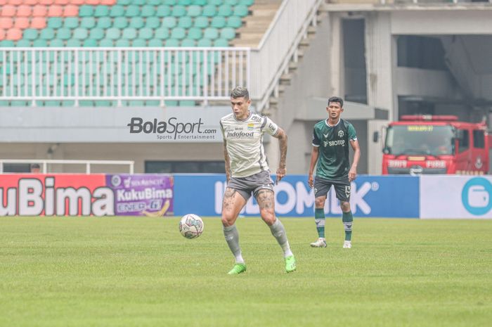 Striker Persib Bandung, Ciro Alves (kiri), sedang menguasai bola ketika bertanding salam laga uji coba di Stadion Pakansari, Bogor, Jawa Barat, 27 November 2022.