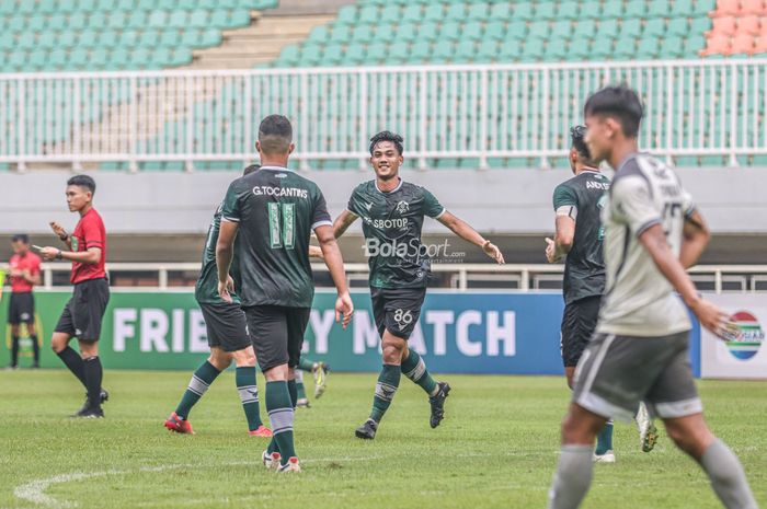 Pemain Persikabo 1973, Tegar Infantrie, tampak sumringah seusai mencetak gol dalam laga uji coba di Stadion Pakansari, Bogor, Jawa Barat, 27 November 2022.