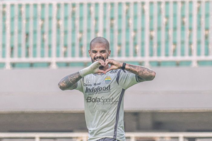 Striker Persib Bandung, David da Silva, tampak sedang melakukan selebrasi seusai mencetak gol dalam laga uji coba di Stadion Pakansari, Bogor, Jawa Barat, 27 November 2022.