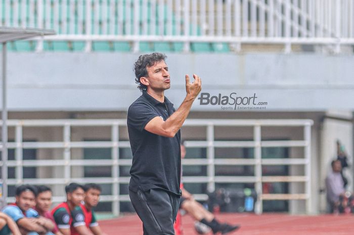 Pelatih Persib Bandung, Luis Milla, sedang memberikan intruksi kepada para pemainnya bertanding dalam laga uji coba di Stadion Pakansari, Bogor, Jawa Barat, 27 November 2022.