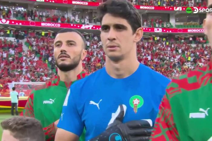 Kiper timnas Maroko Yassine Bounou saat menyanyikan lagu kebangsaan jelang laga melawan timnas Belgia di matchday kedua babak pebyisihan grup Piala Dunia 2022, Minggu (27/11/2022).