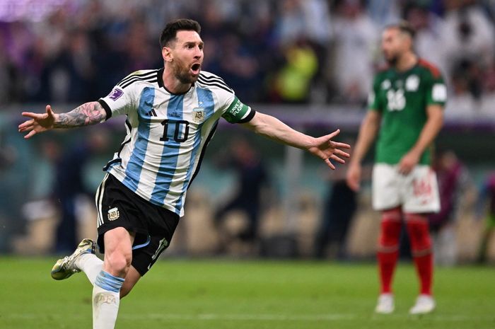 Lionel Messi mencatatkan sejarah di usia tua seusai laga Grup C Piala Dunia 2022, Argentina vs Meksiko. Messi minta rekan-rekannya tidak menyerah.