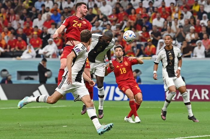 Antonio Ruediger mencetak gol yang dianulir dalam duel timnas Spanyol vs Jerman di Piala Dunia 2022 di Al Bayt Stadium (27/11/2022).