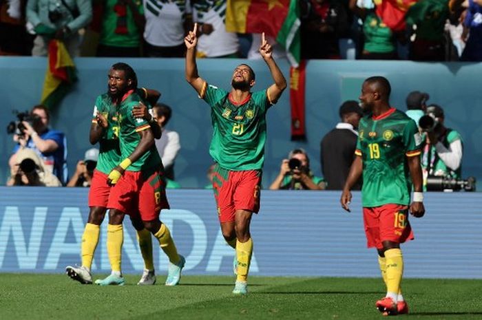 Jean-Charles Castelletto (tengah) merayakan golnya dalam duel timnas Kamerun vs Serbia di Piala Dunia 2022 di Stadion Al Janoub (28/11/2022).