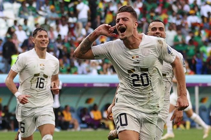 Selebrasi Sergej Milinkovic-Savic setelah mencetak gol untuk Serbia saat melawan Kamerun pada pertandingan kedua Grup G Piala Dunia 2022 di Stadion Al Janoub Stadium, Senin (28/11/2022)