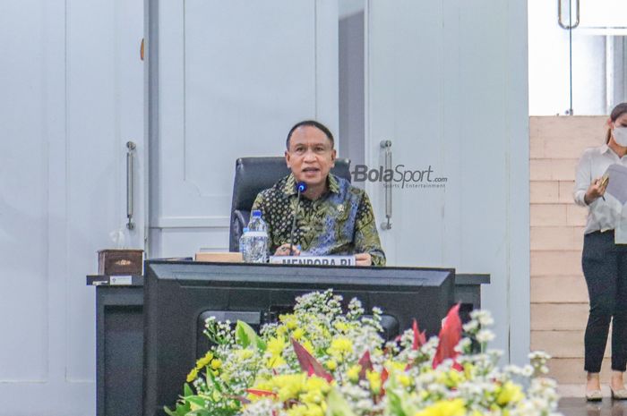 Menteri Pemuda dan Olahraga Republik Indonesia, Zainudin Amali, sedang memimpin rapat koordinasi penyelenggaraan Sepak Bola Liga 1 di Auditorium Kemenpora, Senayan, Jakarta,  28 November 2022.