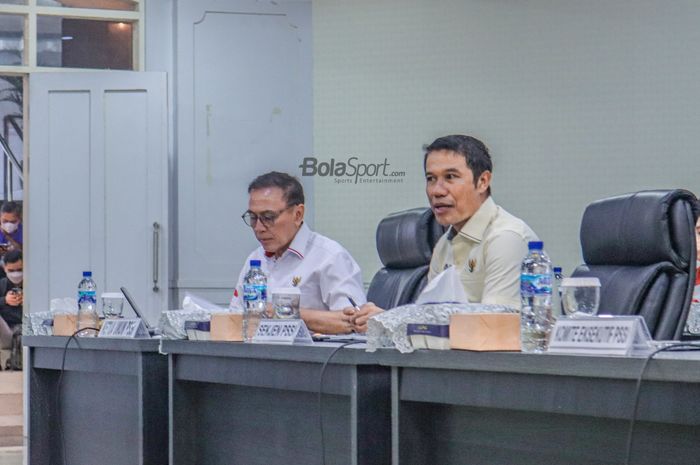 Ketua Umum PSSI, Mochamad Iriawan (kiri) dan Sekretaris Jendral (Sekjen) PSSI, Yunus Nusi (kanan), tampak sedang menghadiri rapat di Auditorium Kemenpora, Senayan, Jakarta,  28 November 2022.