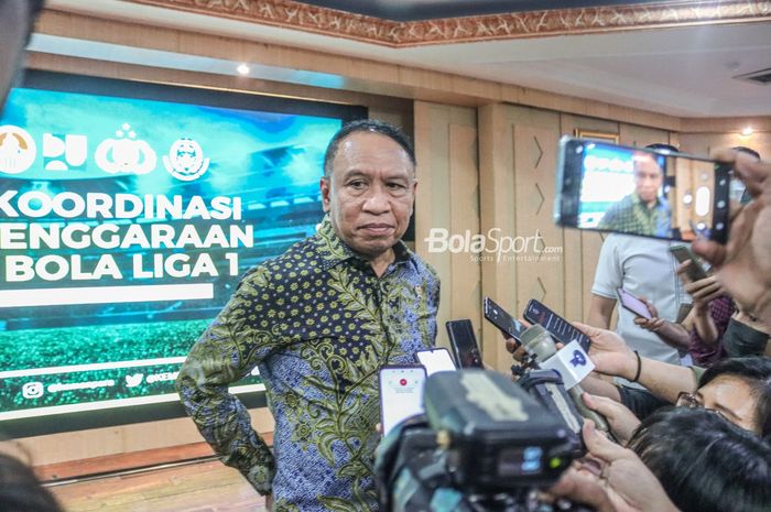 Menteri Pemuda dan Olahraga Republik Indonesia, Zainudin Amali, tampak sedang memberikan keterangan kepada awak media di Auditorium Kemenpora, Senayan, Jakarta,  28 November 2022.
