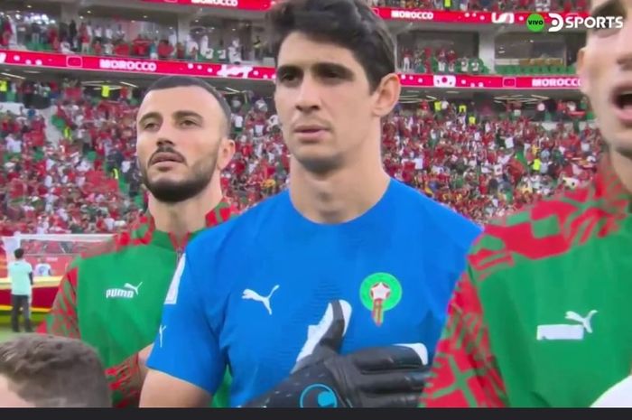 Kiper timnas Maroko, Yassine Bounou alias Bono, menyanyikan lagu kebangsaan sebelum digantikan dalam duel kontra timnas Belgia di Piala Dunia 2022.