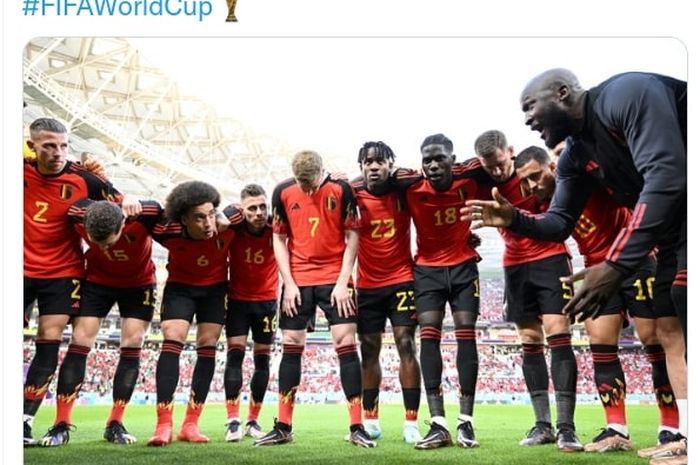Romelu Lukaku (kanan) memberi instruksi kepada rekannya dalam duel timnas Belgia vs Maroko di Piala Dunia 2022.