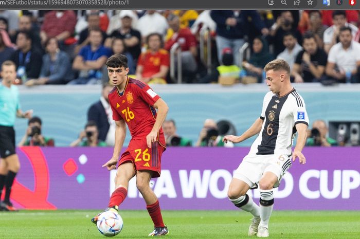 Gelandang timnas Spanyol, Pedri, berebut bola dengan gelandang timnas Jerman, Joshua Kimmich, dalam matchday 2 babak penyisihan Grup E Piala Dunia 2022 di Al Bayt Stadium, Minggu (27/11/2022).