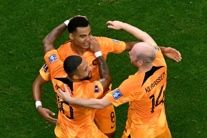 Cody Gakpo merayakan golnya bersama Memphis Depay (10) dan Davy Klaassen (14) usai mencetak gol dalam laga timnas Belanda vs timnas Qatar di Piala Dunia 2022, Selasa (29/11/2022)/