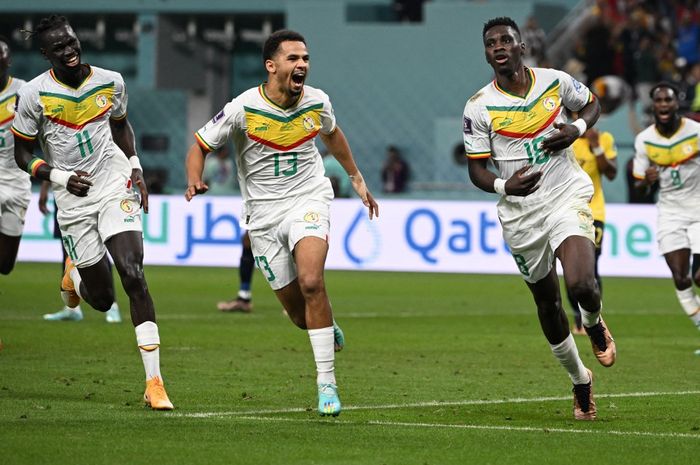 Ismaila Sarr (kanan) cetak gol penalti dalam duel timnas Ekuador vs Senegal di Grup A Piala Dunia 2022 di Khalifa International Stadium, Al Rayyan (29/11/2022).