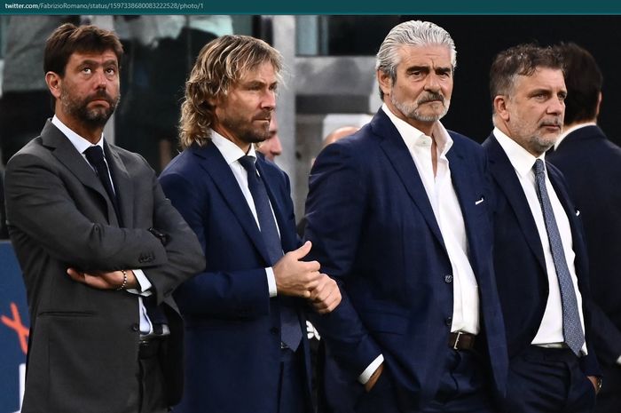 Juventus tengah geger dengan kabar mundurnya presiden klub, Andrea Agnelli, dan wakilnya, Pavel Nedved dari jajaran direksi.