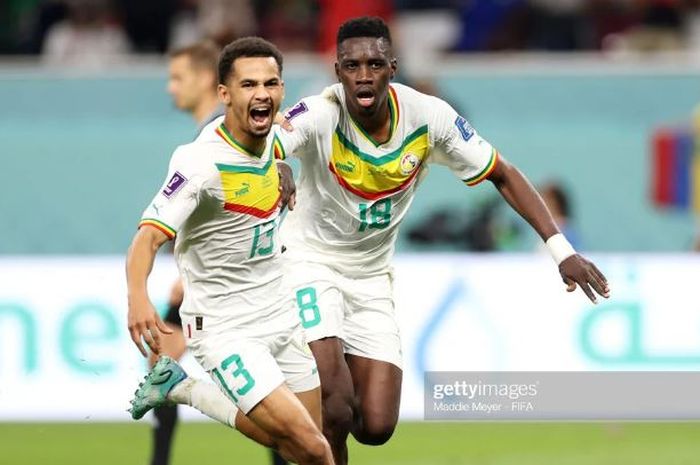 Pemain Timnas Senegal, Ismaila Sarr (kanan), melakukan selebrasi usai mencetak gol ke gawang Timnas Ekuador lewat titik putih pada laga Grup A Piala Dunia 2022.