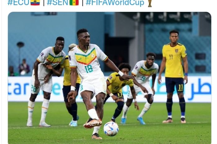 Ismaila Sarr cetak gol penalti dalam duel timnas Ekuador vs Senegal di Grup A Piala Dunia 2022 di Al Rayyan (29/11/2022).