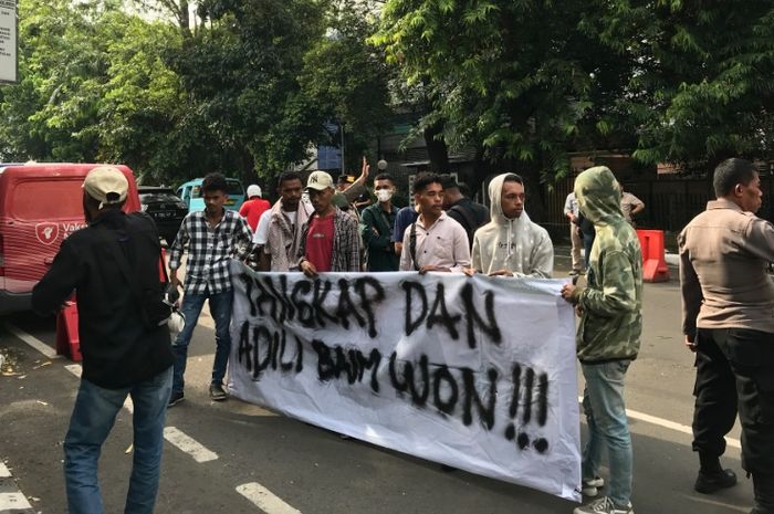 Gerakan Mahasiswa Hukum Indonesia melakukan unjuk rasa di depan Polres Metro Jakarta Selatan, Rabu (30/11/2022).

