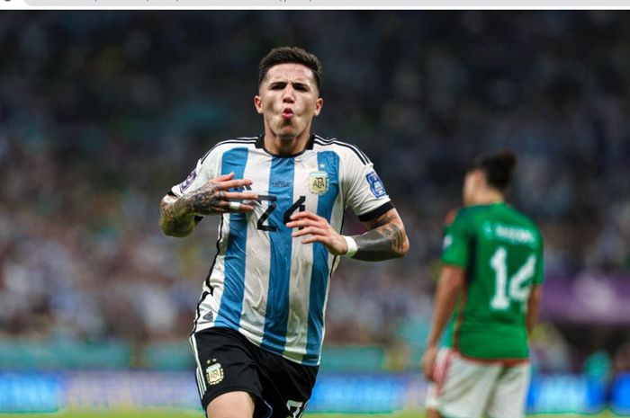 Gelandang timnas Argentina, Enzo Fernandez, saat merayakan golnya ke gawang timnas Meksiko dalam matchday 2 babak penyisihan Grup C Piala Dunia 2022 di Lusail Iconic Stadium, Sabtu (26/11/2022).
