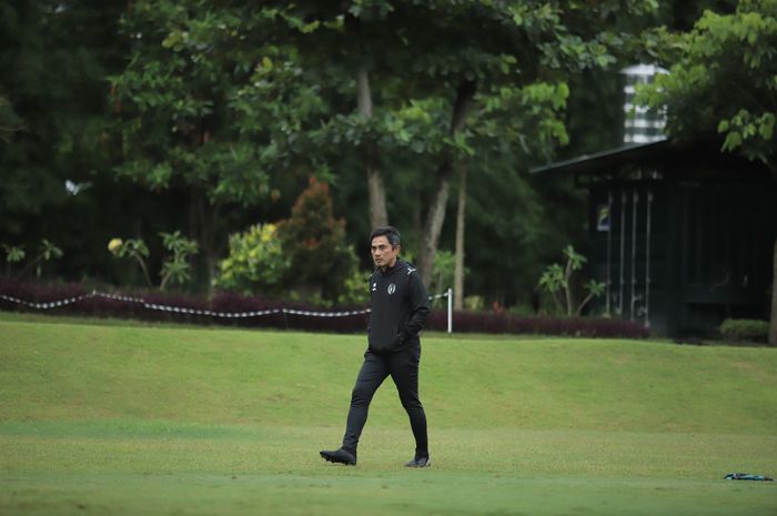 Pelatih PSS Sleman Seto Nurdiantoro saat memimpin latihan di Yogyakarta International School pada Rabu (30/11/2022)