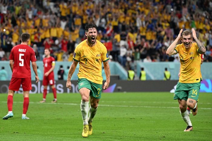 Pemain Australia selebrasi tak sangka setelah Socceroos mencetak gol untuk memastikan diri lolos ke babak 16 besar Piala Dunia 2022. Australia menemani Prancis.
