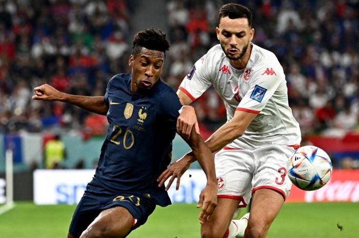Penyerang timnas Prancis, Kingsley Coman, berduel dengan bek timnas Tunisia, Montassar Talbi, dalam laga ketiga Grup D Piala Dunia 2022, Rabu (30/11/2022)