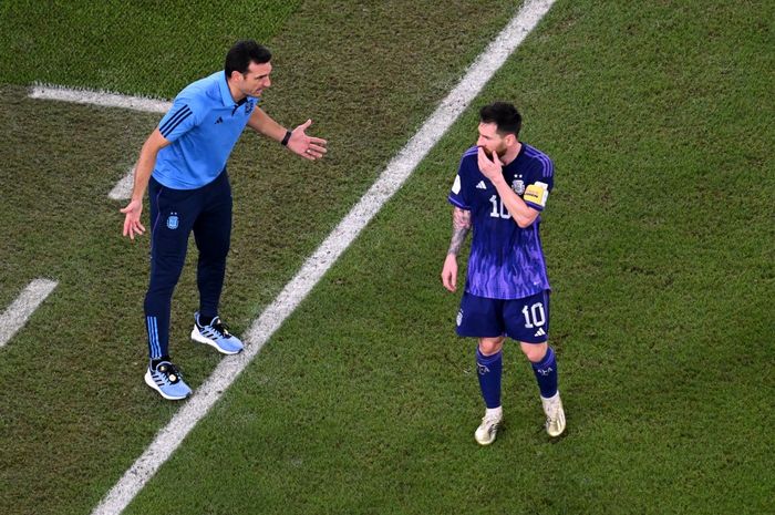 Lionel Scaloni berbicara kepada Lionel Messi dalam duel timnas Argentina vs Polandia di Piala Dunia 2022 di Stadion 974, Doha (30/10/2022).