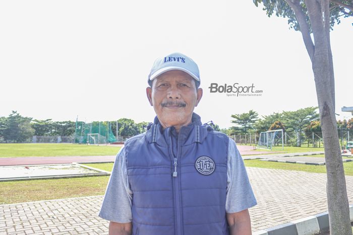 Pelatih Persikabo 1973, Djadjang Nurdjaman, saat ditemui di lapangan luar Stadion Pakansari, Bogor, Jawa Barat, 1 Desember 2022.