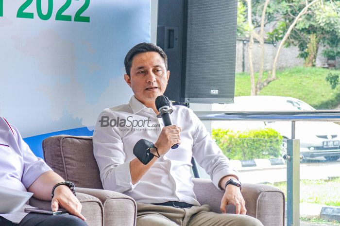 Kasubid Pengembangan Prestasi Daerah PBSI, Ricky Soebagdja, saat sedang memberikan keterangan kepada awak media dalam sesi jumpa pers di Pelatnas PBSI, Cipayung, Jakarta Timur, 1 Desember 2022.