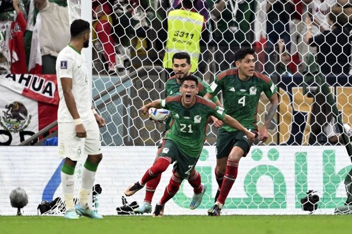 Pemain Meksiko, Henry Martin, melakukan selebrasi usai menjebol gawang Arab Saudi pada penyisihan grup Piala Dunia 2022.