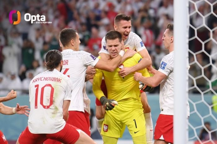 Kiper timnas Polandia, Wojciech Szczesny, berhasil menepis tendangan penalti kapten timnas Argentina, Lionel Messi, dalam matchday terakhir babak penyisihan Grup C Piala Dunia 2022 di Stadium 974, Rabu (30/11/2022).