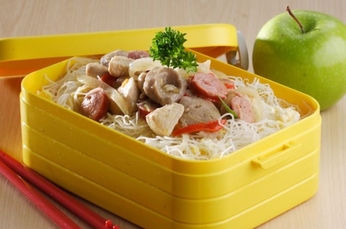 Mi bihun goreng sosis.