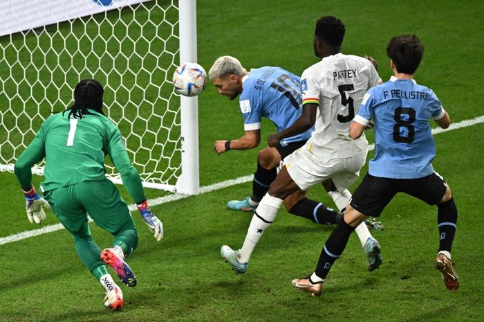 Brace gelandang Uruguay, Giorgian De Arrascaeta membuat timnya unggul 2-0 atas Ghana pada babak pertama pertandingan Grup H Piala Dunia 2022.