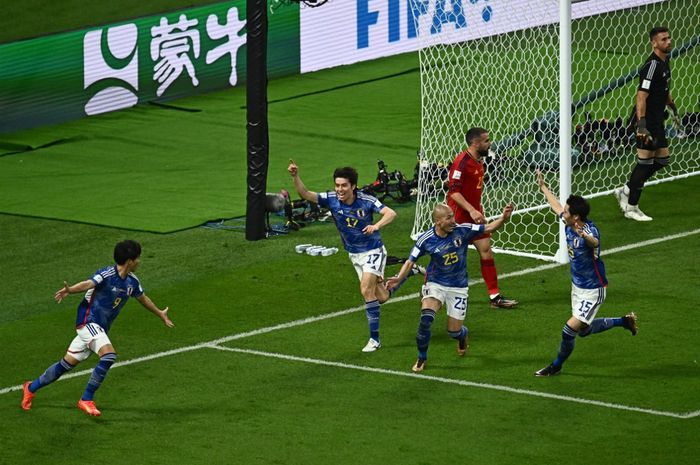 Para pemain timnas Jepang merayakan gol Ao Tanaka dalam laga Grup E Piala Dunia 2022 kontra timnas Spanyol di Stadion Khalifa International, Kamis (1/12/2022).