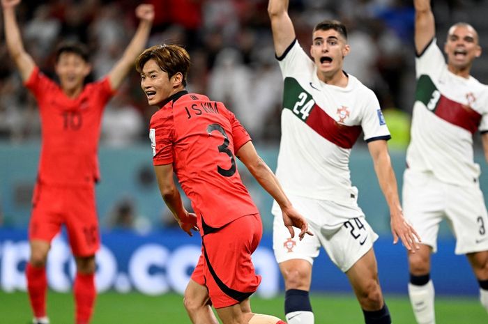 Bek timnas Korea Selatan, Kim Jin-su, merayakan gol ke gawang timnas Portugal dalam laga Grup H Piala Dunia 2022 di Stadion Education City, Jumat (2/12/2022).
