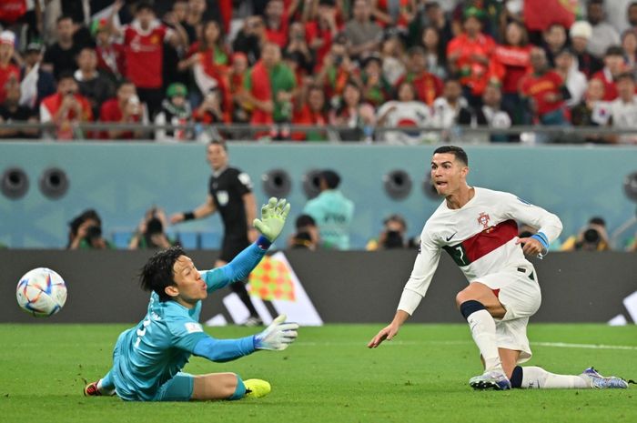 Striker timnas Portugal, Cristiano Ronaldo, berusaha menaklukkan kiper timnas Korea Selatan, Kim Seung-gyu, dalam laga Grup H Piala Dunia 2022 di Stadion Education City, Jumat (2/12/2022).